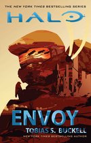 De omslag van Halo: Envoy, met een personage in eenhelm en oranje en rode tinten.