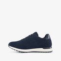 Zijkant van een donkerblauwe sneaker met gebreid bovenwerk, witte zool en glanzend hieldetail.