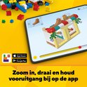 Scherm van een smartphone met een LEGO-huisje en blokjes. Tekst: Zoom in, draai en houd vooruitgang bij op de app.