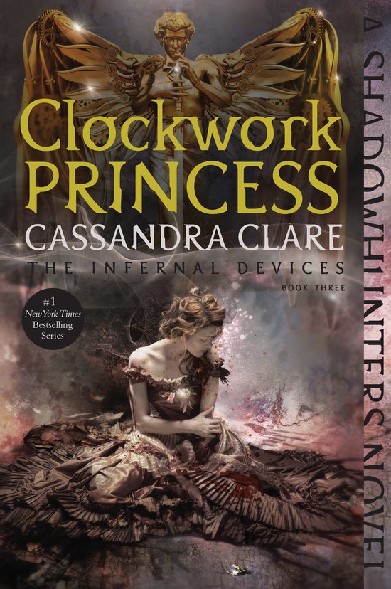 Couverture du livre : Clockwork Princess, une femme en robe de bal brune assise par terre, une figure angélique au-dessus d'elle.