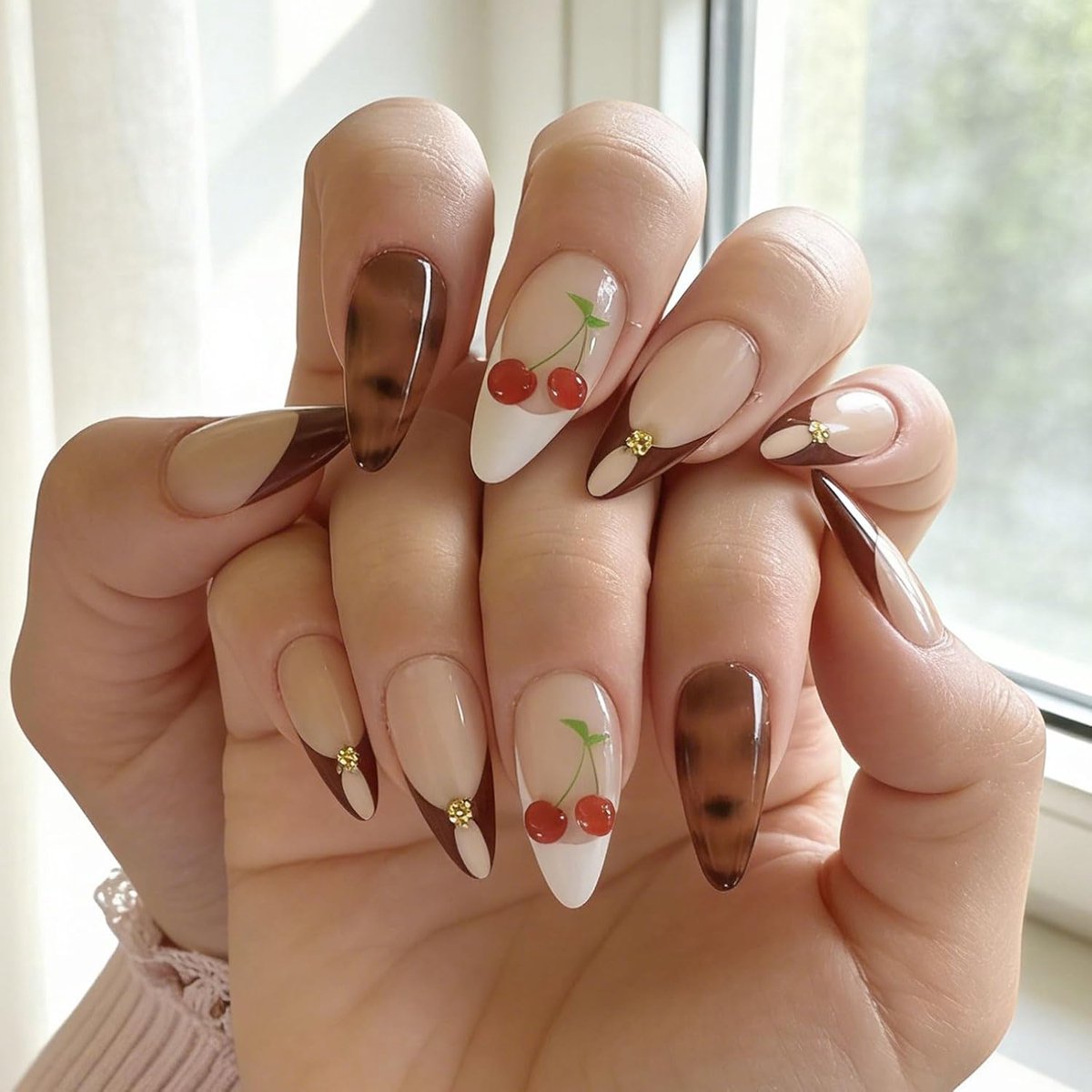 Nepnagels 24 Stuks Lang Amandel - Bordeauxtint met Gouden Studs - Elegante Vintage Stijl - Salonkwaliteit in Minuten - ShopVlot