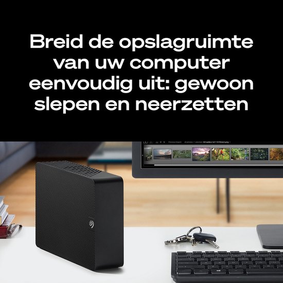 Disque dur externe noir sur un bureau, augmente l'espace de stockage de l'ordinateur.