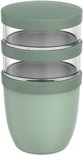 Groene Mepal lunchpot gestapeld, met twee doorzichtige compartimenten bovenop een grotere pot.