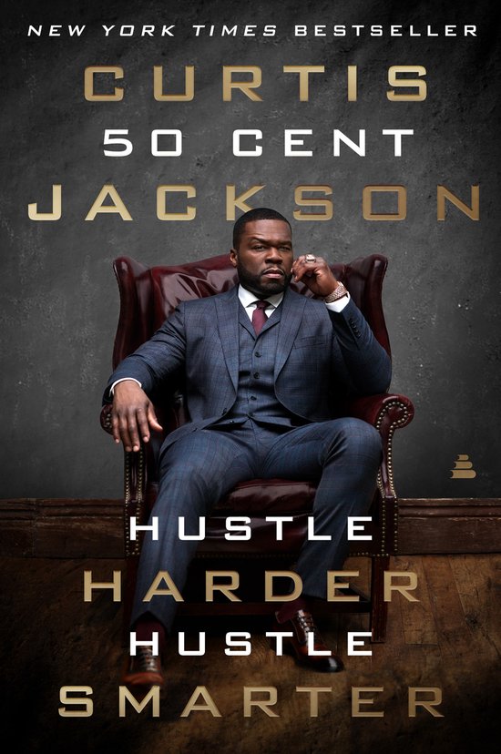 Curtis '50 Cent' Jackson zit in een lederen fauteuil, gekleed in een driedelig pak. Titel: Hustle Harder, Hustle Smarter.