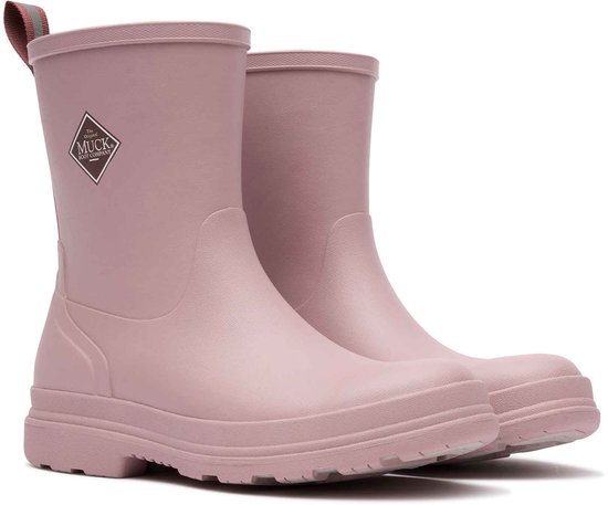 Een paar roze Muck Boot dameslaarzen met lussen aan de achterkant en logo's op de zijkant.