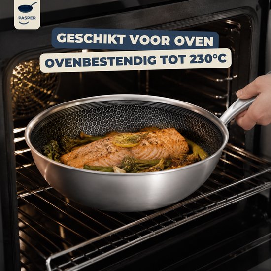 Zilverkleurige wokpan met zalm en groenten in een oven. 'Geschikt voor oven' en 'Ovenbestendig tot 230°C'.