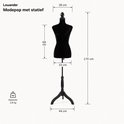 Zwarte paspop met afmetingen 68 cm (romp), 38 cm (schouders) en 33 cm (borst). Totale hoogte verstelbaar van 134 tot 170 cm. Gewicht 2,8 kg.