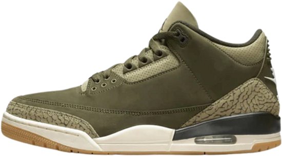 Zijaanzicht van een groene Jordan 3 Retro sneaker met olifantenprint detail.