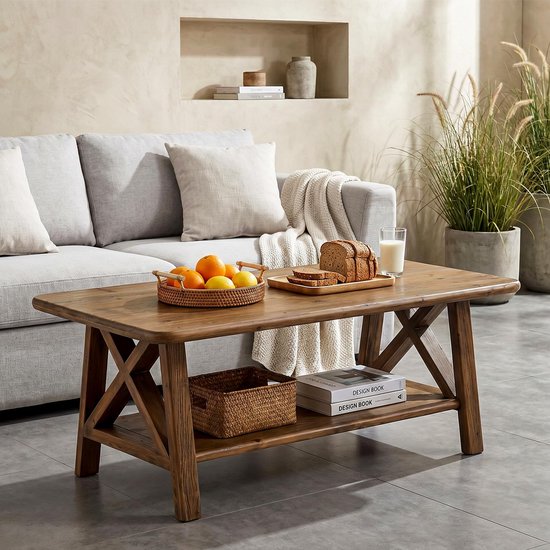 Rustieke houten salontafel met X-poten en opbergplank, met een mand met sinaasappels en een broodplankje.