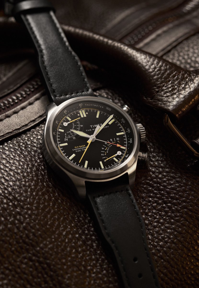 Timex Waterbury Ace Fly-Back Chronograph Quartz Chronograaf Horloge Zwart En Zilverkleurig Kast Gemaakt Van 100% Roestvrij Staal En Een Armband Van 100% Leer 43 TW2Y70000AJ