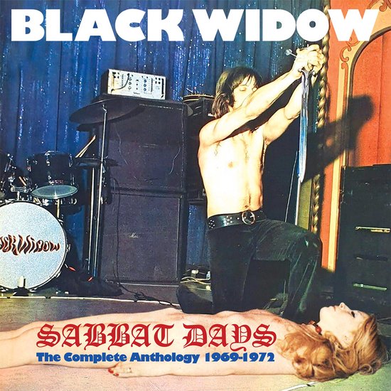 Albumhoes 'Sabbat Days The Complete Anthology 1969-1972' met bandnaam 'BLACK WIDOW' en een mannelijke performer die een microfoon vasthoudt boven een liggende vrouw.