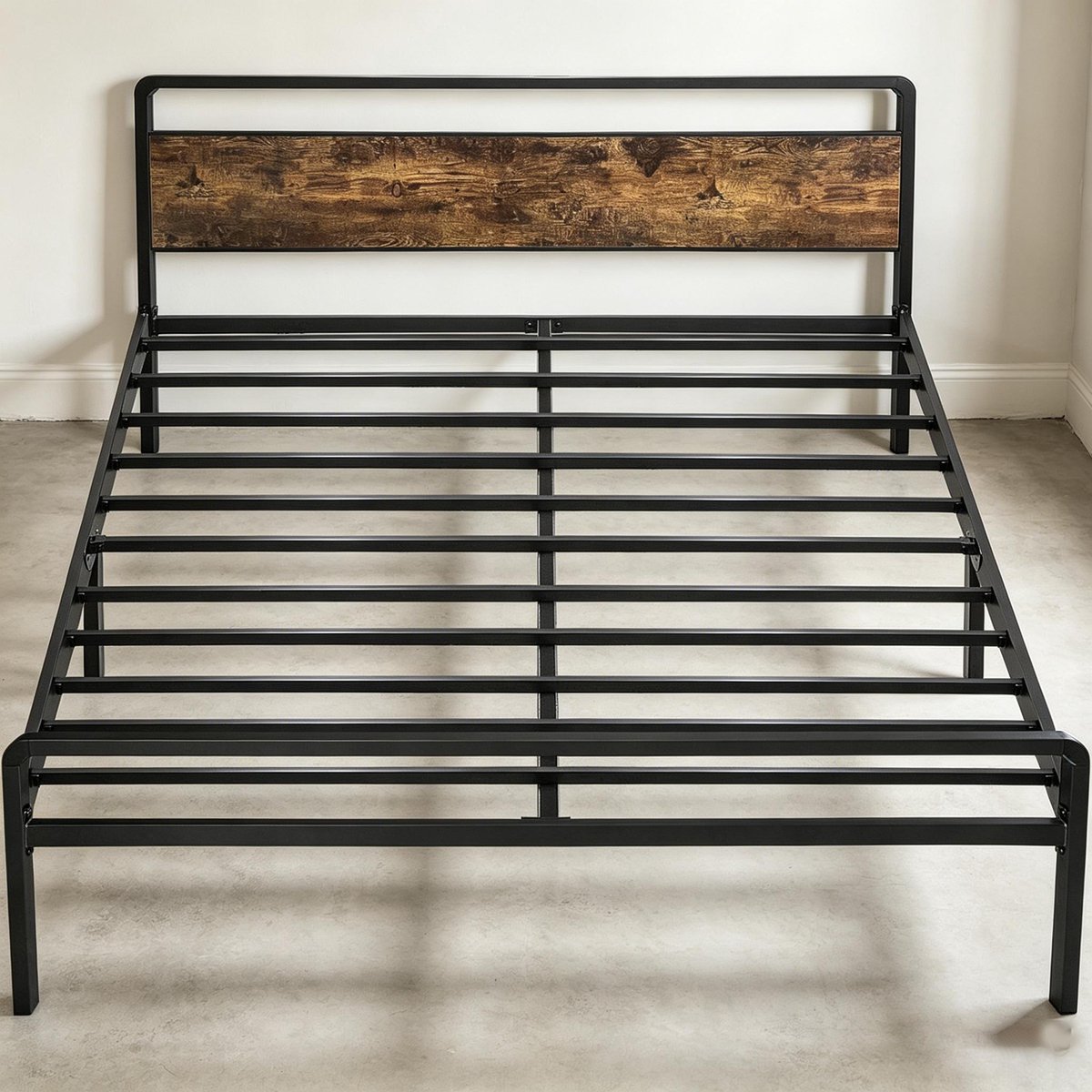 Eenvoudig modern smeedijzeren bed verbreed hoofdeinde met veiligheidsrail stevig en duurzaam tweepersoonsbed van 1,5 meter