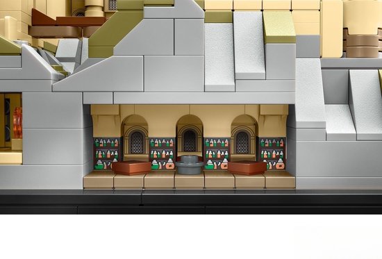 Façade détaillée du château de Poudlard LEGO avec arcades, fenêtres, meubles et motif échiquier.