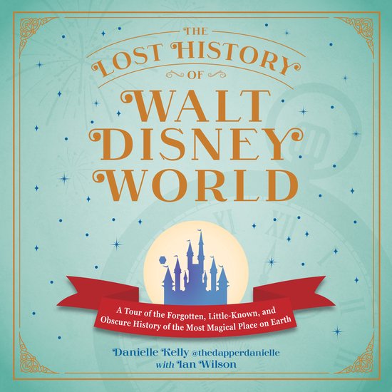 Couverture de livre avec le titre "The Lost History of Walt Disney World" en lettres fantaisistes. Un ruban rouge avec du texte. Silhouette d'un château.