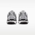 Achterkant van grijze Nike P-6000 sneakers. Zwarte zolen, witte tussenzolen en grijze mesh bovenkant met zwarte Nike logo's.