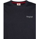 Close-up van donkerblauwe Petrol Industries longsleeve met kleine logo opdruk op de borst en rode bies aan de binnenkant van de kraag.