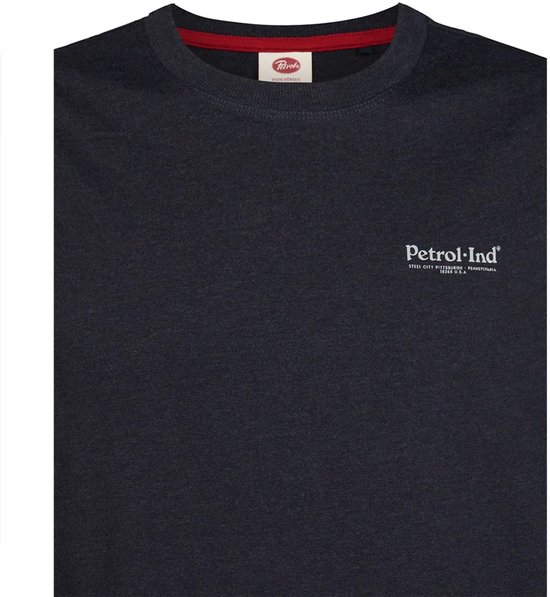 Close-up van donkerblauwe Petrol Industries longsleeve met kleine logo opdruk op de borst en rode bies aan de binnenkant van de kraag.