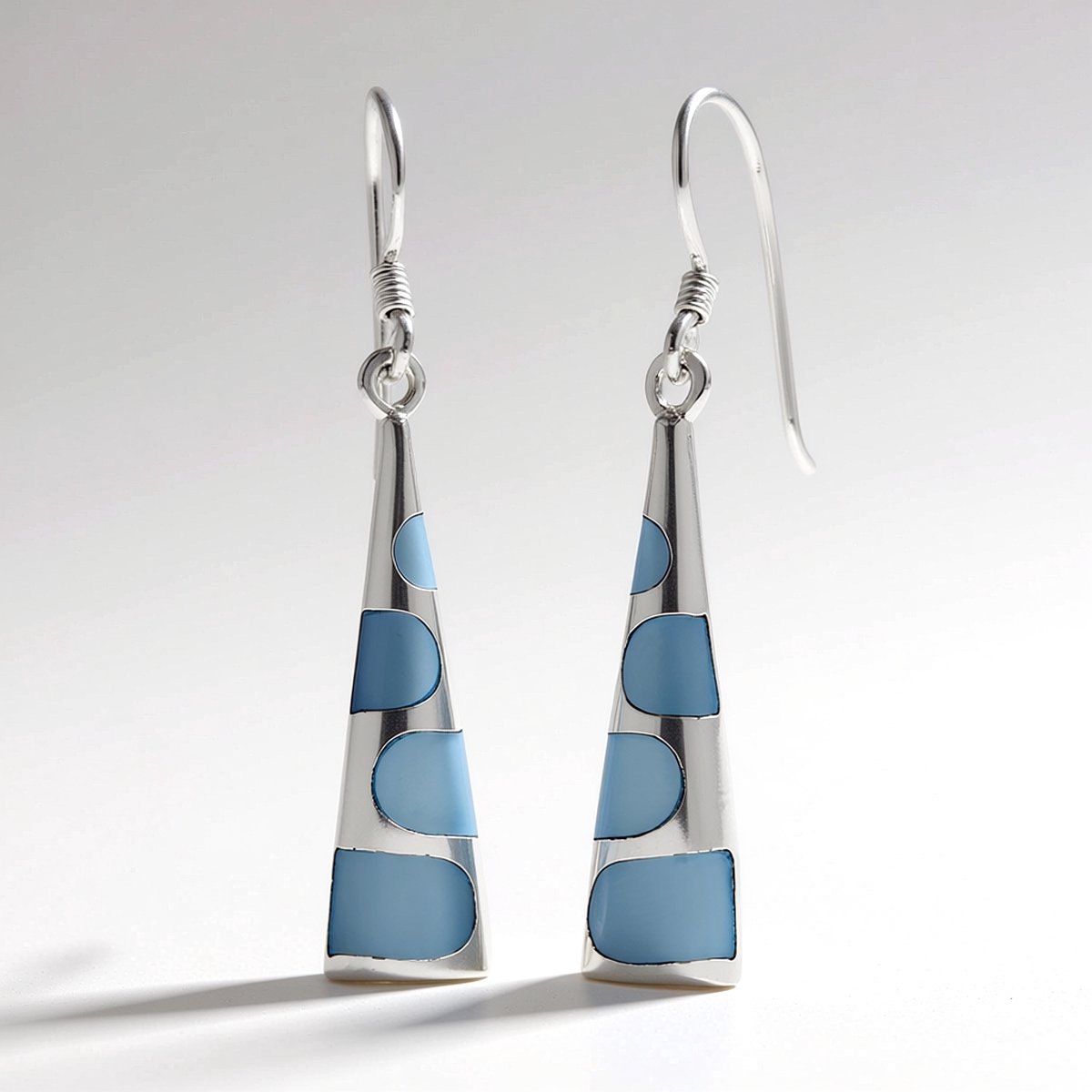 Cavill - Zilveren Hangoorbellen - 925 Sterling Zilver Gerhodineerd - Blauwe Parelmoer Fancy Slijpsel - Elegant Geometrisch Design - Dames