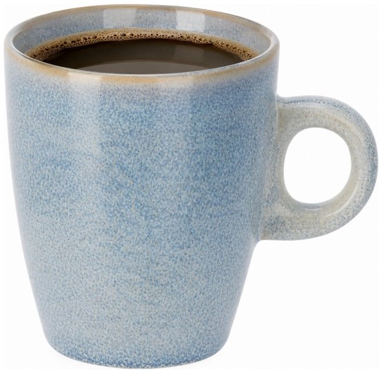 Blauwe mok met spikkels en gouden rand, gevuld met koffie.