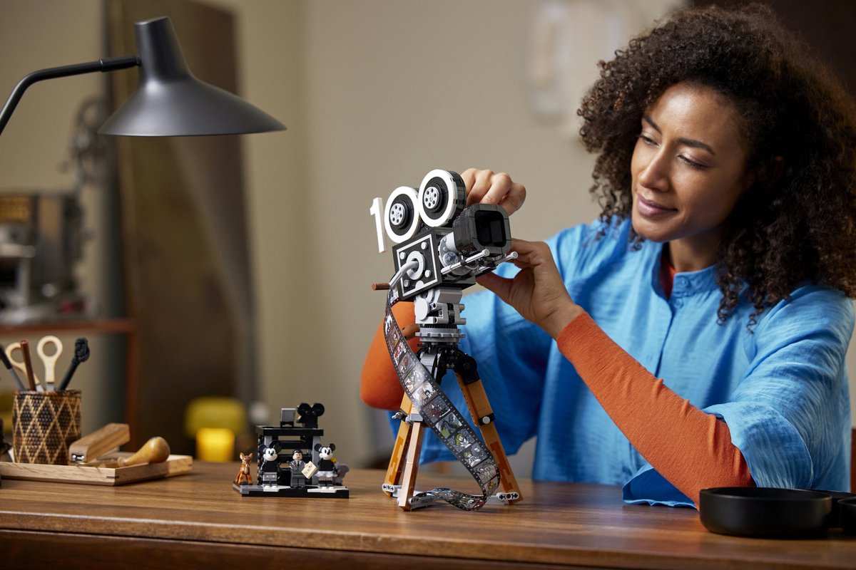 LEGO Disney Walt Disney eerbetoon – camera 100ste Verjaardag Set voor Volwassenen - 43230 — afbeelding 11