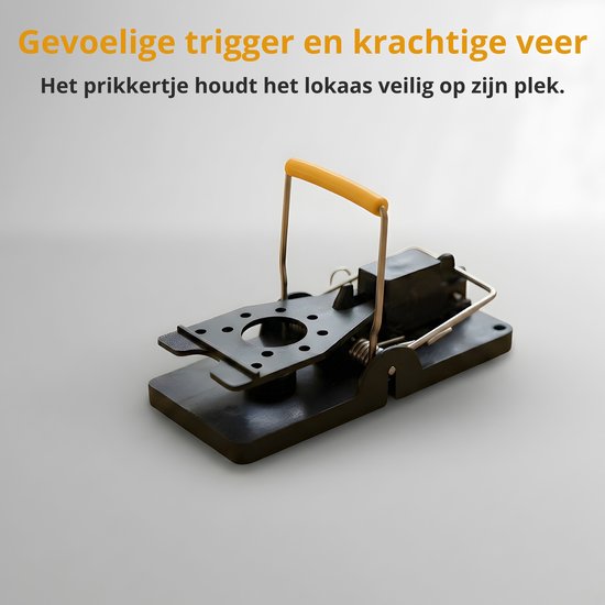 Zwarte muizenval met metalen veer en gele hendel.