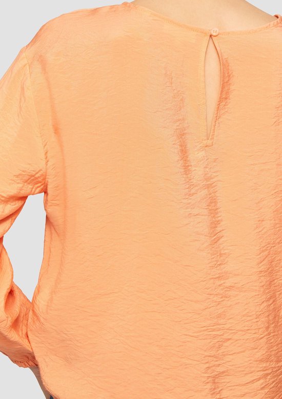 Achterkant oranje s.Oliver blouse met sleutelgat detail en knoop.