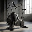 Zwarte FitBike 'The Beast' airbike met groot ventilatorwiel en display.