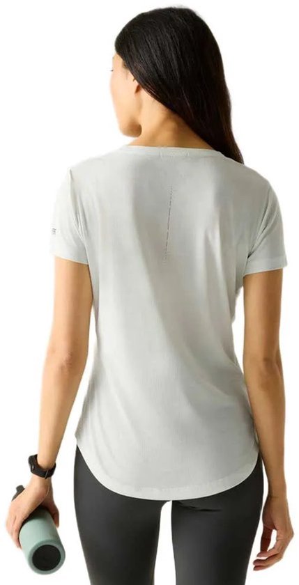 Vrouw in lichtgroen T-shirt en grijze legging, achterkant