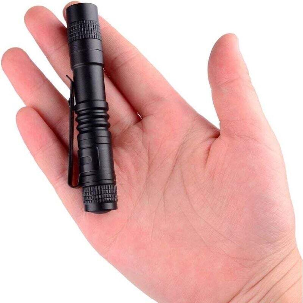 Mini LED-zaklamp in penvorm, ultracompact geschikt voor clip, gemakkelijk mee te nemen, geschikt voor buitenactiviteiten zoals wandelen, kamperen en jagen.