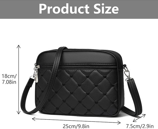 Afmetingen van de zwarte gewatteerde crossbody tas: 25cm breed, 18cm hoog, 7.5cm diep.