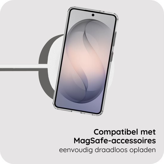 Transparante telefoonhoes met magnetische ring op draadloze oplader, in gebruik.