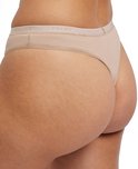Achterkant van een model in beige Falke slipje met logo band.
