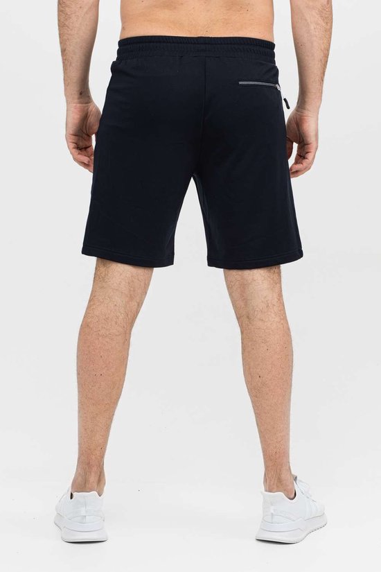 Achterkant van een zwarte tennisshort voor heren met trekkoord en ritszakken.