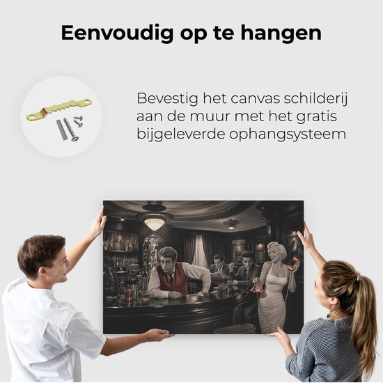 Mensen hangen een canvas schilderij op met Marilyn Monroe, Elvis Presley en Humphrey Bogart in een retro bar.