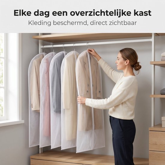 Vrouw legt een beige jas in een kledinghoes in een kast met 5 hoezen.