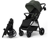 Ouders duwen kinderwagen met twee kinderen, groene kinderwagen naast opgevouwen kinderwagen.