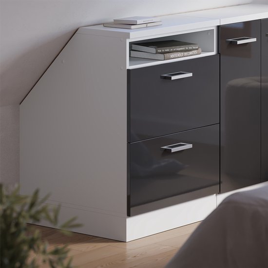 Detail van witte kast met antraciet hoogglans laden, open bovenkast met boeken