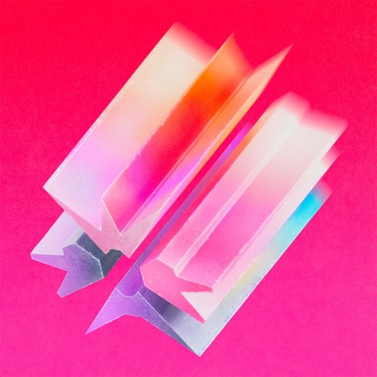 Twee abstracte, geprononceerde vormen met glinsterende, iriserende randen in pastelkleuren zoals roze, oranje, geel en paars, tegen een heldere roze achtergrond.