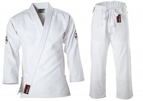 Gi blanc de jiujitsu avec des étiquettes noires et rouges Danrho sur la poitrine et les manches. Le pantalon a un cordon de serrage.