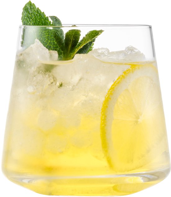 Un verre Schott Zwiesel rempli de glace, d'une boisson jaune, d'une tranche de citron et de feuilles de menthe.