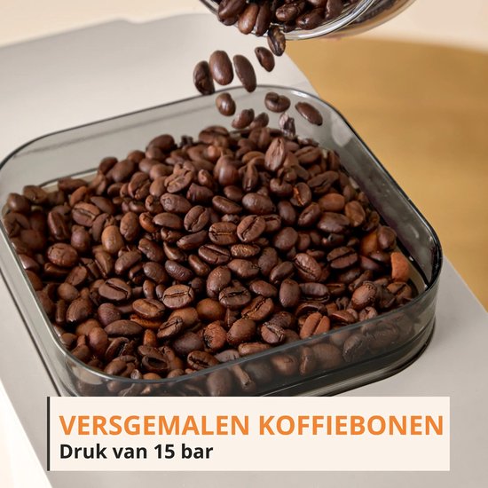Versgemalen koffiebonen vallen in een bakje, tekst "Versgemalen koffiebonen".