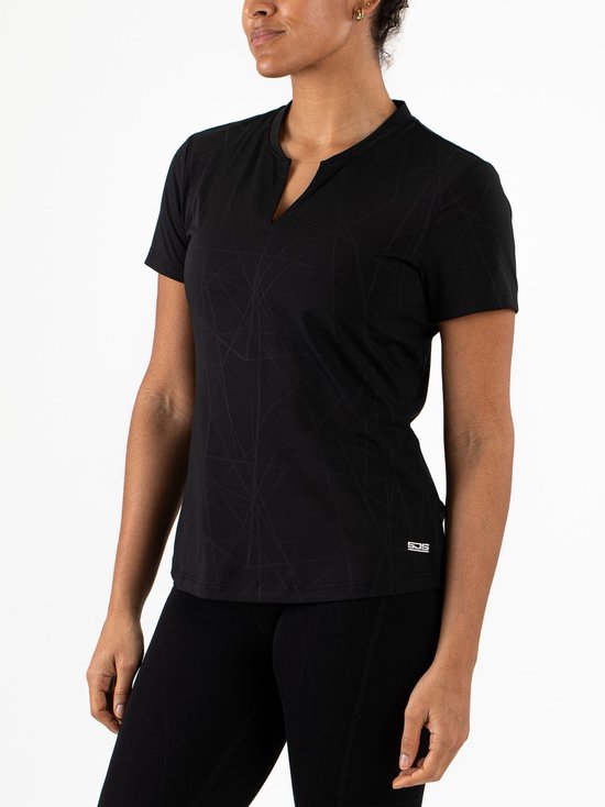 Femme portant un haut de sport noir avec un imprimé géométrique et une fente à l'encolure.