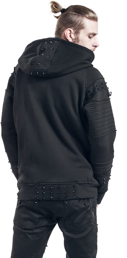 Man met zwarte hoodie met stekels op de capuchon, schouders en onderkant.