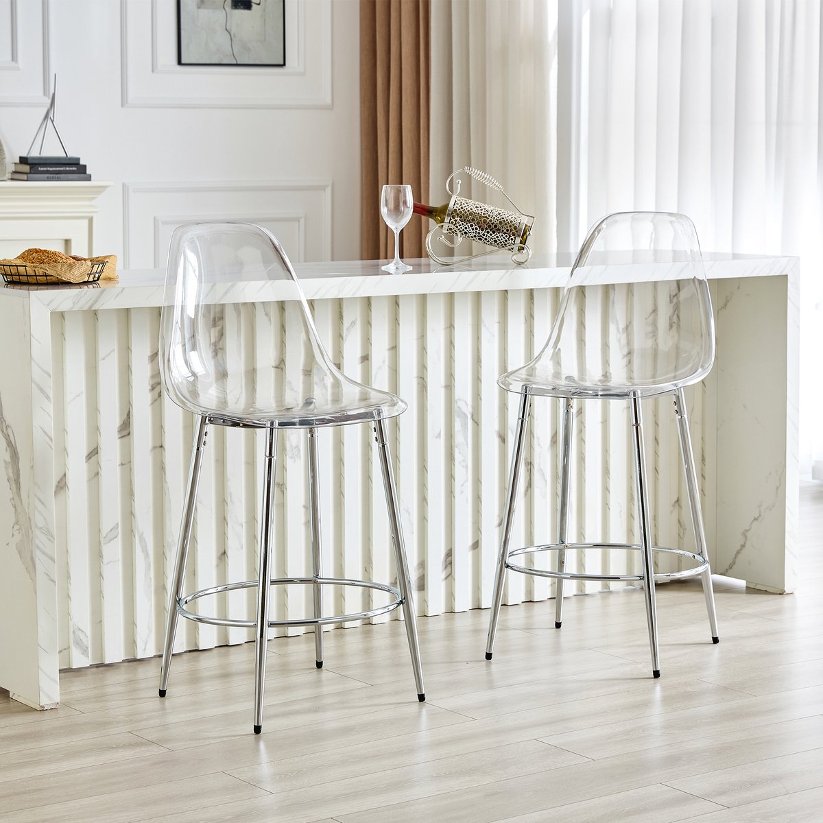 Set van 2 transparante barkrukken met een zwevend design – ideaal voor open keukens in Europese stijl. De zilverkleurige metalen poten vormen een perfecte aanvulling op het moderne, luxueuze minimalisme. Hoogte: 102 cm.