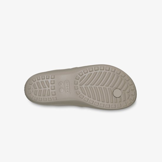 Beige Crocs Kadee Wedge dames teenslipper, onderkant van de zool zichtbaar met logo.