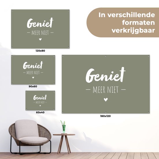 Een weergave van tuinposters in verschillende maten: 120x80, 90x60, 60x40 en 180x120 cm, met de tekst 'Geniet - Meer Niet -'.