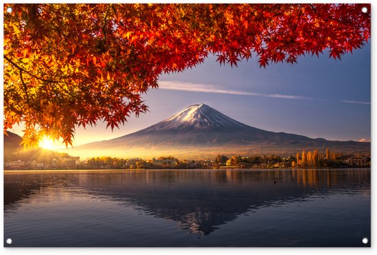Berglandschap met Fuji en rode herfstbladeren, gespiegeld in het water.