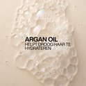 Bulles de savon aux reflets nacrés sur fond clair. Texte : 'L'HUILE D'ARGAN AIDE À HYDRATER LES CHEVEUX SECS'.
