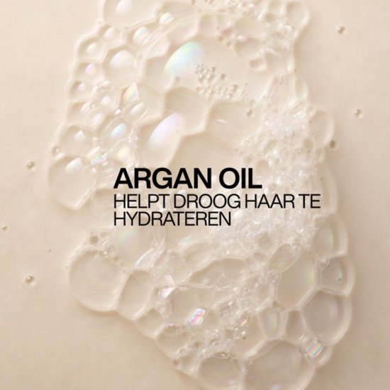Bulles de savon aux reflets nacrés sur fond clair. Texte : 'L'HUILE D'ARGAN AIDE À HYDRATER LES CHEVEUX SECS'.