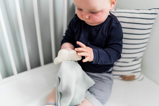 Kindsgut Cuddly cloth with rattle made from 100% Oeko-Tex certified cotton, subtle colours and simple design, ideal for on the go or cuddle, cloud van Kindsgut — afbeelding 4